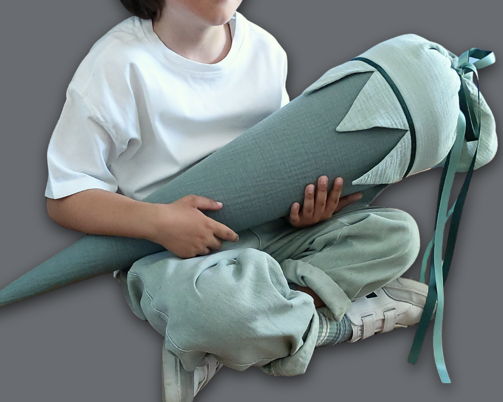 Personalisierte Schultüte aus Musselin mit Wimpelkette - grün, 70cm